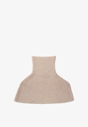 Brązowy, prążkowany sweter z lekko podwyższonym kołnierzem, o rozkloszowanym kroju, z wysokim kołnierzem i wycięciami po bokach, tworząc nowoczesną sylwetkę.