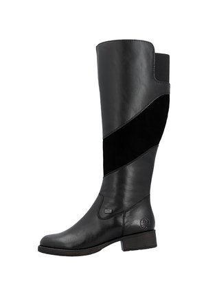 Botte en cuir noire montant jusqu'au genou avec un petit talon, un panneau en daim diagonal, un logo latéral et un panneau arrière élastique pour plus de flexibilité.