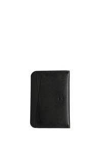 Tarjetero negro de cuero con una superficie texturizada, que presenta un diseño delgado y un compartimento en ángulo para un fácil acceso a las tarjetas.