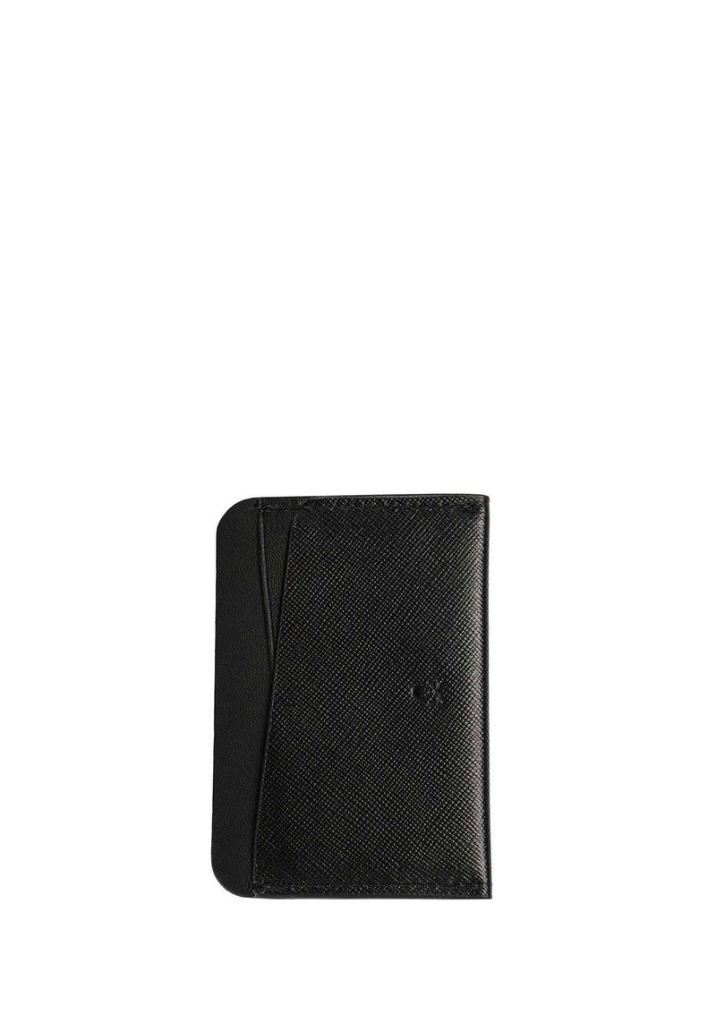 Tarjetero negro de cuero con una superficie texturizada, que presenta un diseño delgado y un compartimento en ángulo para un fácil acceso a las tarjetas.