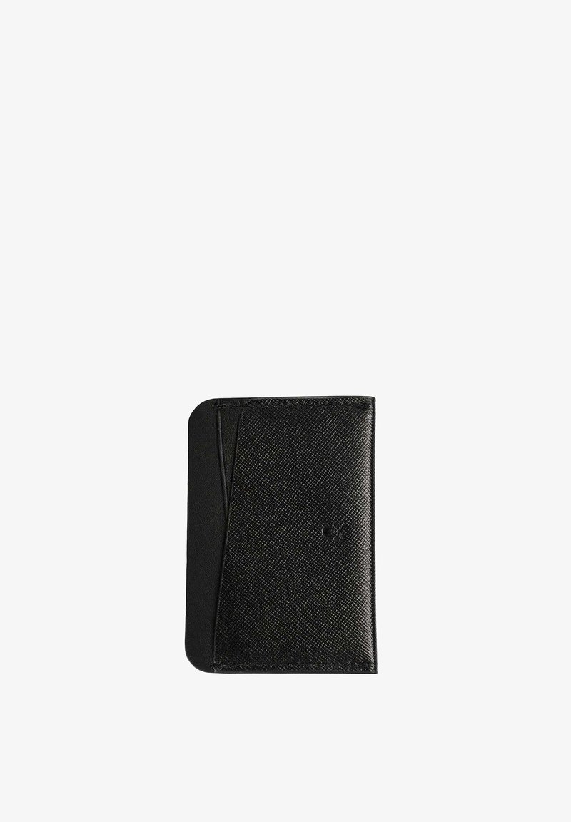 Tarjetero negro de cuero con una superficie texturizada, que presenta un diseño delgado y un compartimento en ángulo para un fácil acceso a las tarjetas.