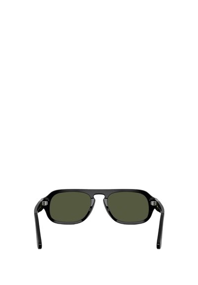 Gafas de sol rectangulares negras con lentes verdes, con un elegante marco de plástico y brazos rectos con un sutil logo en los laterales.