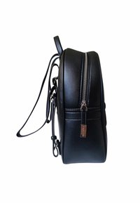 Zaino in pelle nera con forma arrotondata, dotato di una chiusura a zip superiore, spallacci regolabili e un piccolo marchio metallico sul lato.