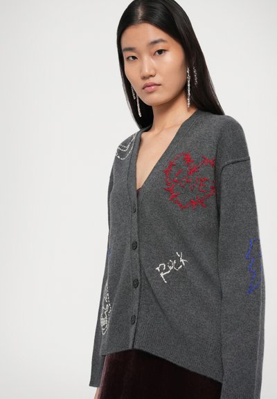 Grijze cardigan met een V-hals ontwerp, met kleurrijke geborduurde details in rood en blauw. Het heeft een knoopsluiting aan de voorkant en een relaxte pasvorm.