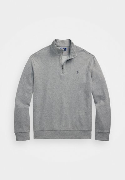 Pulôver cinza de malha com colarinho de zíper de um quarto, punhos e bainha canelados. Apresenta um pequeno logótipo no peito e um padrão texturizado.