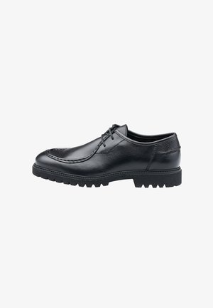 Zwarte leren schoen met een gladde afwerking, vetersluiting, ronde neus en robuuste rubberen zool met diepe profielen voor grip.