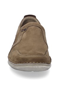 Brązowe zamszowe buty wsuwane z zaokrąglonym czubkiem, kontrastowym przeszyciem i małym logo. Miękka tekstura i biała gumowa podeszwa.