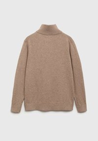 Brun, stickad tröja med hög krage, långa ärmar och sidoflikar vid fållen. Mjuk textur och jämn sömnad genom hela plagget.