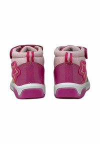 Scarpe high-top rosa con materiale lucido, accentuazione a forma di stella e suole bianche. Presentano strisce rosa sul retro e una fodera in tessuto testurizzato.