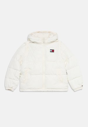 Veste matelassée blanche avec capuche, fermeture éclair sur le devant, poches latérales, poignets élastiques et petit logo rectangulaire sur la poitrine et la manche.