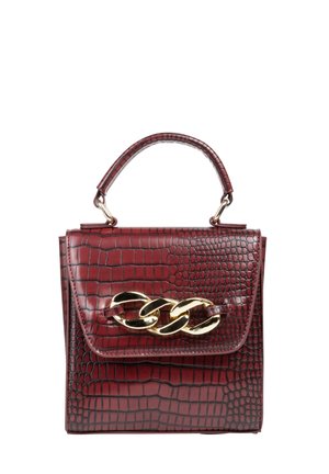 Piccola borsa strutturata bordeaux con texture coccodrillo, manico superiore e grande dettaglio catena dorata sulla pattina frontale.