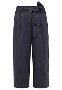 Námořnické zkrácené lněné kalhoty s opaskem v pase, s hladkým povrchem a širokým střihem nohavic. Žádné viditelné kapsy.