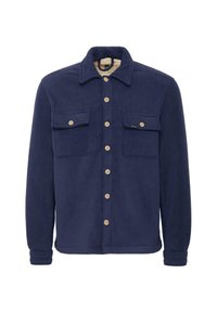 Chaqueta de forro polar azul marino con dos bolsillos en el pecho, cierres de botones y un forro de color crema. Cuenta con un cuello clásico y una textura suave.