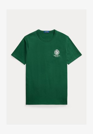 Zelena majica z kratkimi rokavi in okroglim izrezom, z belo grbo Ralph Lauren in napisom "New York" na levi strani prsnega koša.