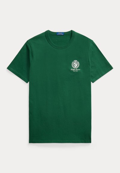 Grünes T-Shirt mit kurzen Ärmeln und Rundhalsausschnitt, mit weißem Ralph Lauren Wappen und "New York" Schriftzug auf der linken Brust.
