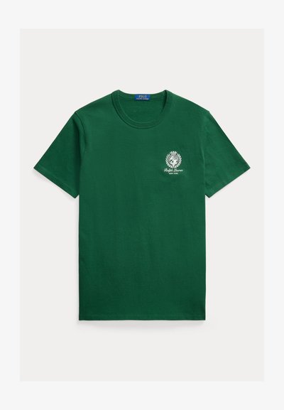 Grünes T-Shirt mit kurzen Ärmeln und Rundhalsausschnitt, mit weißem Ralph Lauren Wappen und "New York" Schriftzug auf der linken Brust.