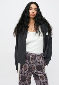 Σκούρος γκρι πουκάμισο με υφή, συνδυασμένο με μοτίβο μπορντό παντελόνι που έχει περίπλοκα σχέδια και ελαστική μέση.