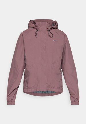 Waterbestendig Nike-jas in mauve, voorzien van een capuchon, elastische manchetten en verstelbare trekkoorden voor een aanpasbare pasvorm.