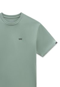 Světle zelené bavlněné tričko s kulatým výstřihem, krátkými rukávy a malým černým logem "VANS" na levé části hrudi.