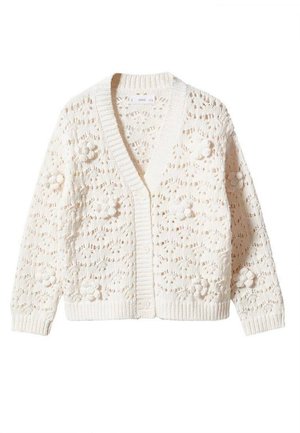 Hvid strikket cardigan med blomster-3D-mønstre, lange ærmer, V-hals og knaplukning, lavet af åbenhullet hæklede stof.