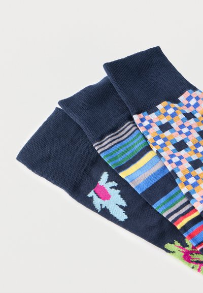Τρία ζευγάρια κάλτσες σε ναυτικό μπλε χρώμα με διαφορετικά πολύχρωμα σχέδια, όπως ρίγες, καρό και μικρά αφηρημένα σχήματα.