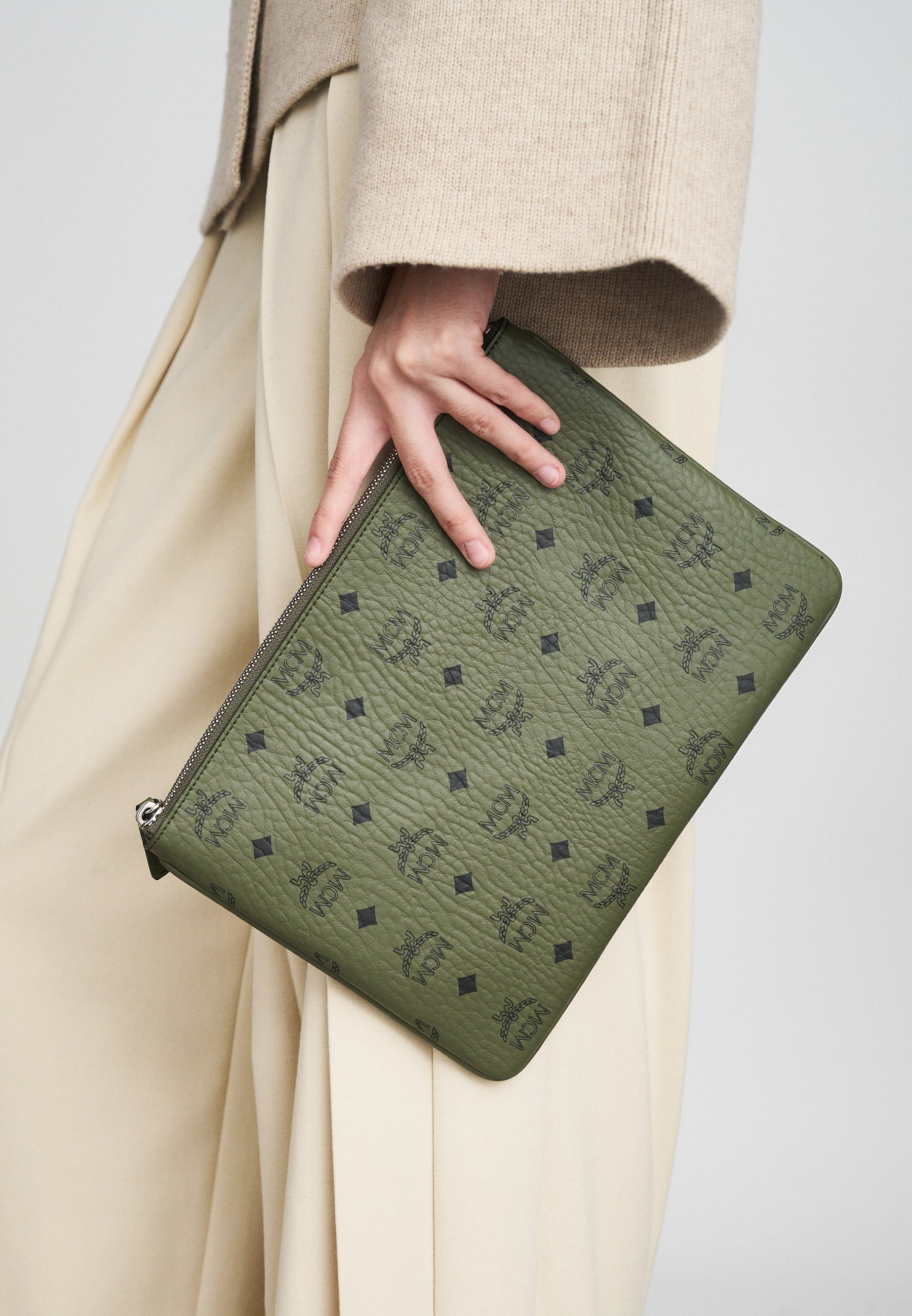 MCM
バックパック
リュック　ビジュー付き MCM Visetos X-Large Munchen Tote Cognac 1820799 – FASHIONPHILE