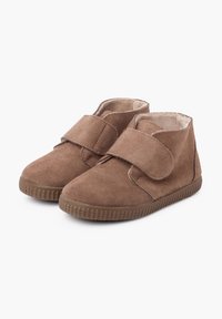 Scarpe da bambino in suede marrone con cinturini a strappo e suole di gomma, foderate internamente con morbido tessuto beige.