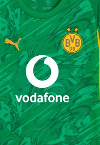 Camiseta deportiva verde hecha de tejido texturizado con detalles amarillos, que presenta un logo de Puma, una marca de Vodafone y un escudo circular con "BVB 09."