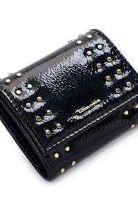 Svart plånbok i lackläder med guldfärgade nitar, kompakt rektangulär form och texturerad yta. Märkesnamn präglat i silver på framsidan.