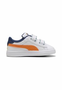 Des baskets blanches avec une bande orange, des accents bleus et des bandes Velcro. Texture lisse avec une semelle en caoutchouc et des détails de couture.
