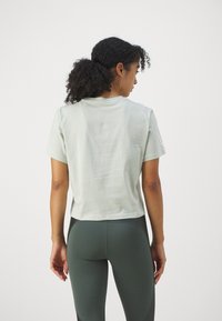 adidas Sportswear ESSENTIALS 3 STRIPES SINGLE CROPPED - Marškinėliai su spaudiniu - green