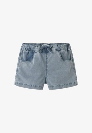 Lyseblå denimshorts til småbørn med elastisk taljebånd, forlommer og et bundet stofbælte i midten.