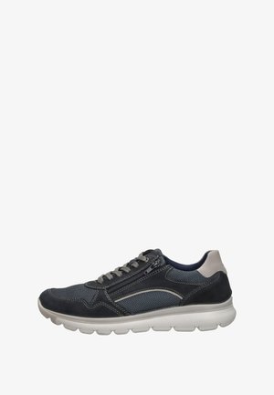 Baskets pour hommes bleu marine avec accents gris, panneaux en mesh et en suède, fermeture éclair latérale, lacets et semelle blanche rembourrée.