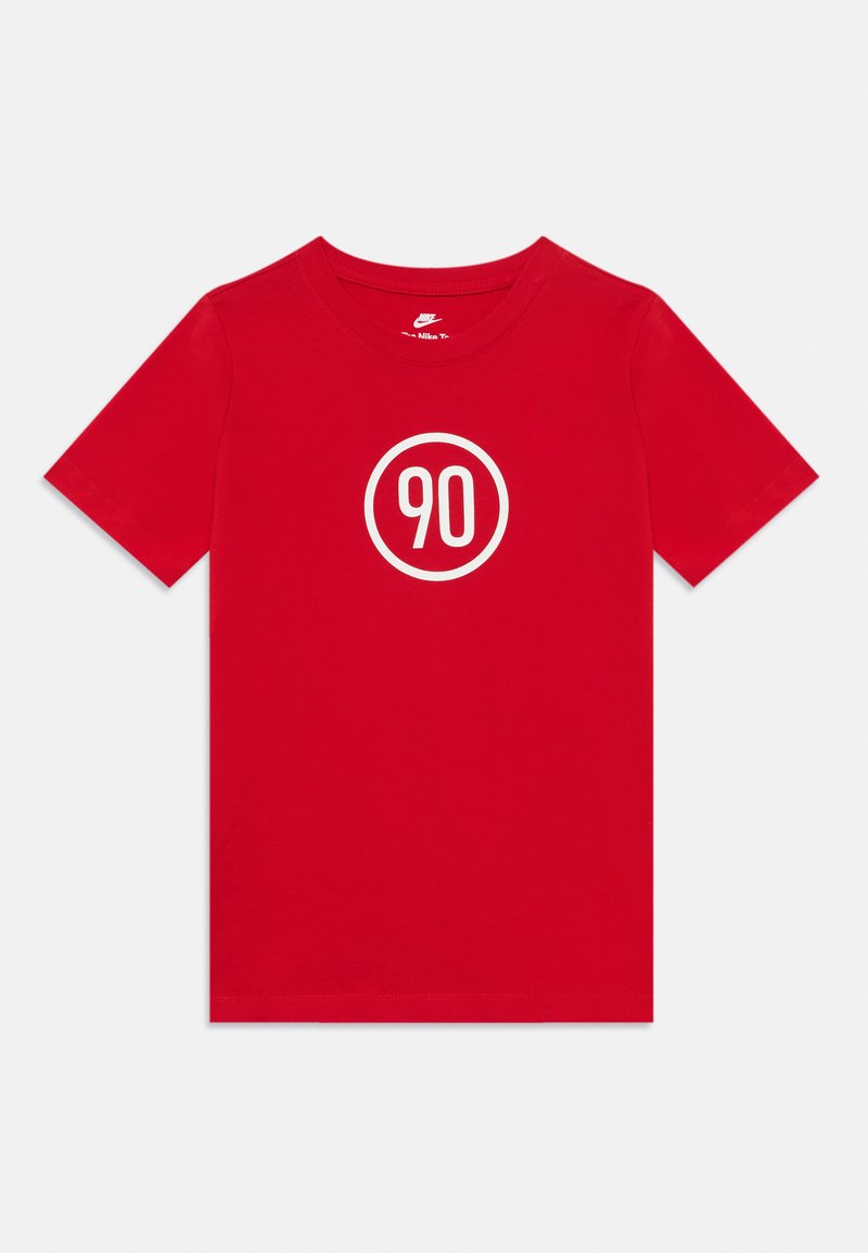 Camiseta de algodón roja con un gráfico redondo blanco en el centro que presenta el número "90". Mangas cortas, escote redondo y sin patrones adicionales.