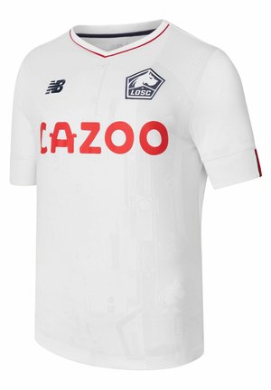 Hvid fodboldtrøje med korte ærmer, rød "CAZOO" logo og holdlogo på venstre bryst. Har en V-halsudskæring og et diskret mønster.