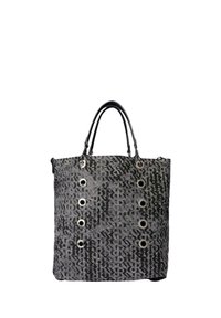 Sac fourre-tout à motifs gris et noir avec des doubles poignées noires et des œillets en métal disposés en deux rangées verticales sur le devant.