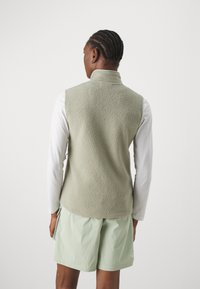 Peak Performance PILE VEST - Smanicato - limit green