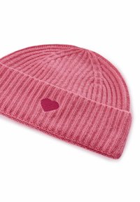 Roze ribgebreide beanie met een omgeslagen rand, versierd met een klein geborduurd hart in een donkerdere roze tint. Zachte textuur.