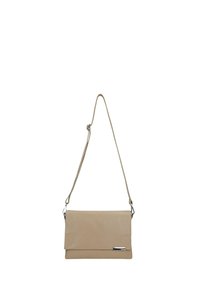 Beige leren crossbodytas met verstelbare riem en zilveren metalen logoplaatje op het voorflapje.