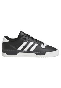 Basket basse Adidas noir et blanc avec trois bandes blanches, fermeture à lacets à l'avant et semelle blanche avec détails noirs.