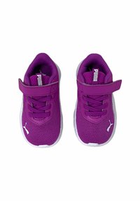 Sneakers a rete viola con suole in gomma bianca, dotati di lacci e una fascia in Velcro. Il logo Puma è visibile sul lato e sulla linguetta.