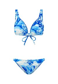 Kék bikini szett, amely háromszög alakú melltartóból áll, virágmintákkal és díszgyöngyökkel, alacsony derékú, hozzá illő alsóval párosítva.