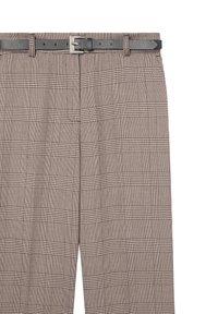 Pantaloni a quadri in tessuto beige e marrone con una vestibilità sartoriale e una sottile texture, dotati di una cintura in pelle nera con una fibbia argentata.