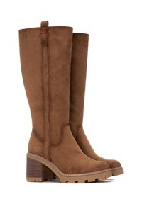 Stivali al ginocchio in suede marrone con tacco a blocco, caratterizzati da cuciture laterali e una linguetta nella parte superiore per indossarli facilmente. Suola in gomma testurizzata.