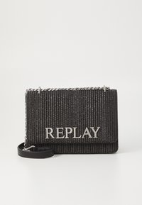 Borsa nera intrecciata con logo "REPLAY" in argento, dettaglio a catena e tracolla nera removibile. Superficie testurizzata e forma rettangolare.