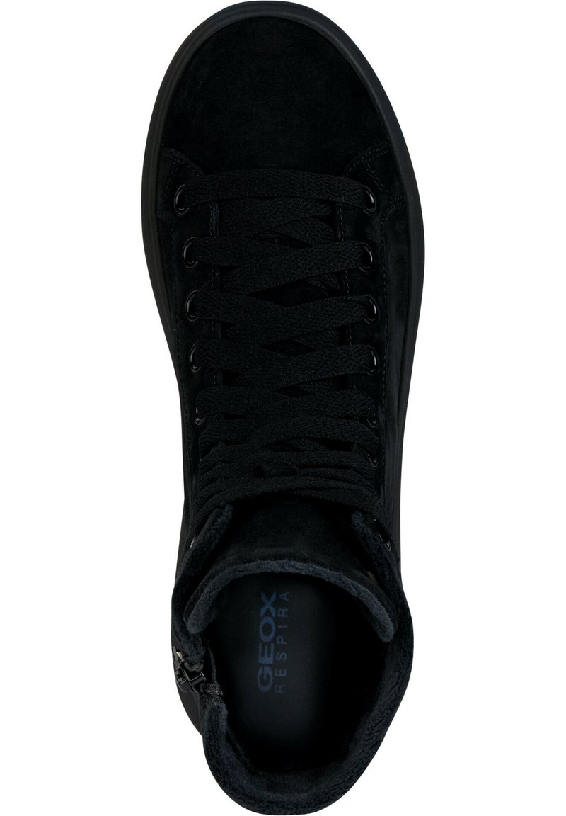 Zapatilla alta negra con cordones de tela, cuello acolchado, cremallera lateral y la marca "GEOX RESPIRA" en la plantilla.