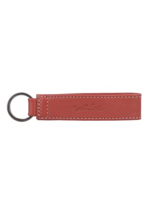 Leder-Schlüsselanhänger in rötlich-braun mit weißer Naht und einem Metallring an einem Ende, mittig mit einem Markennamen geprägt.