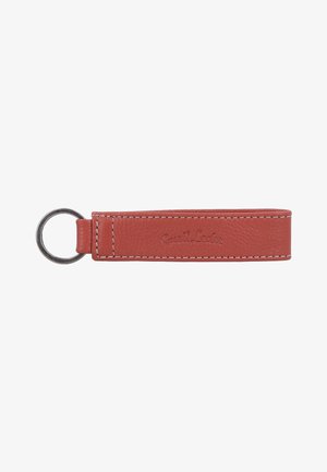 Leder-Schlüsselanhänger in rötlich-braun mit weißer Naht und einem Metallring an einem Ende, mittig mit einem Markennamen geprägt.