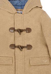 Cappotto di lana beige con cappuccio, dotato di chiusure a toggle marroni e due tasche frontali. Fodera in tessuto blu, texture liscia e design classico.