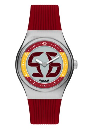 Fossil polshorloge van roestvrij staal met rode silicone band, rode en gele accenten en gestileerde "56" op de lichtblauwe wijzerplaat.